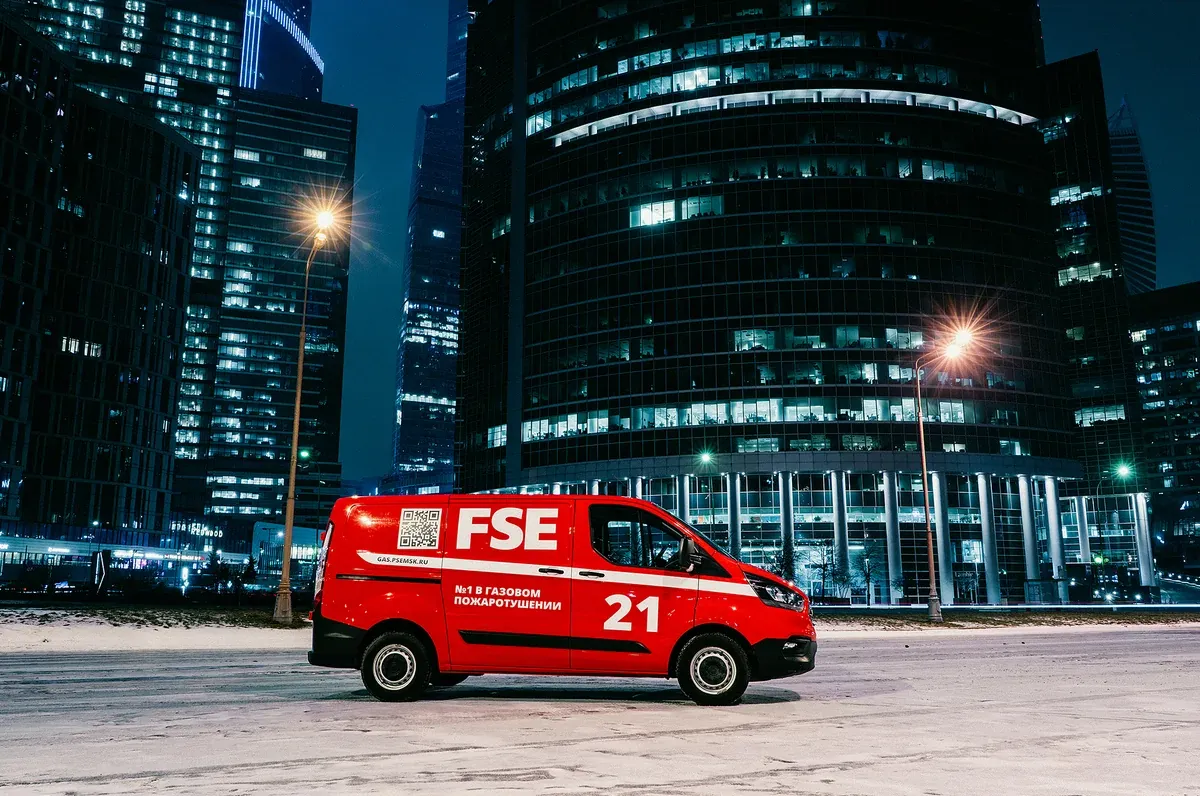 Фирменный автомобиль FSE ночью у делового центра в Москве